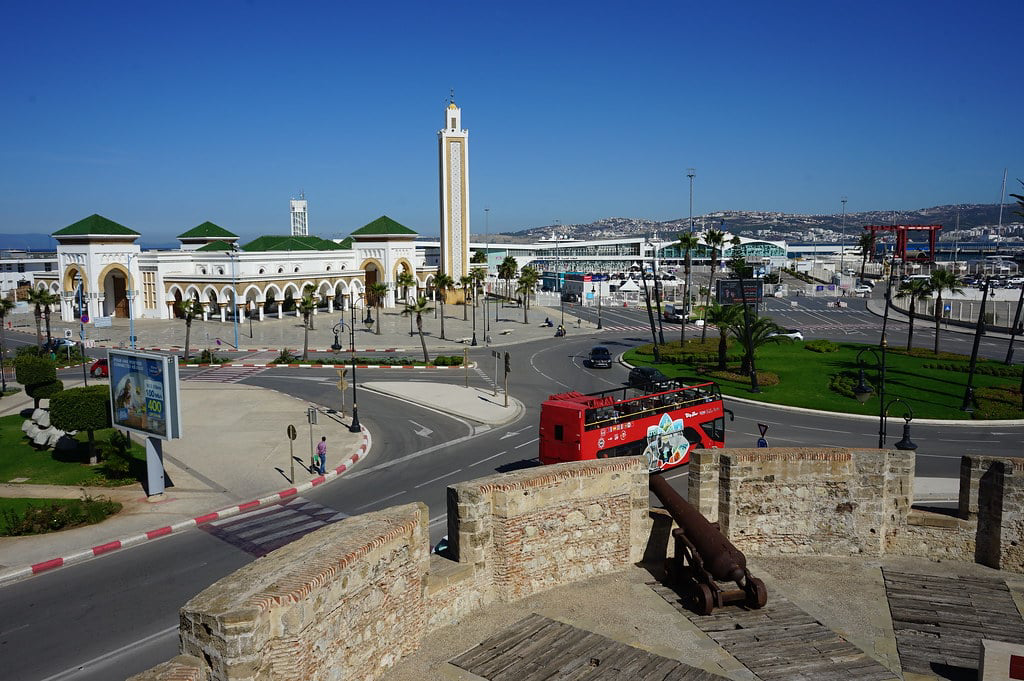 vue sur le port de tanger et kilometre zero debu d'aphrique a l'endroit le plus au nord