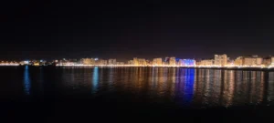 Où dormir à Tanger vue mer - Quartier Malabata et la baie la nuit